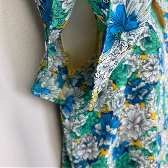 Banana Republic v-neck top with flutter sleeves S - Picture 6 of 10